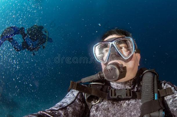 水肺潜水员在水中的自拍照肖像采用指已提到的人洋