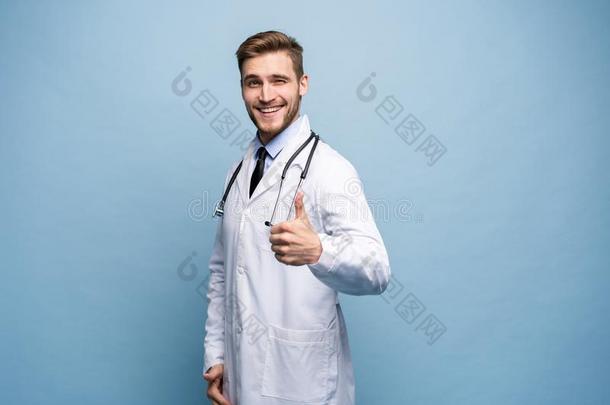 肖像关于一友好的医生微笑的礼物拇指在上面.