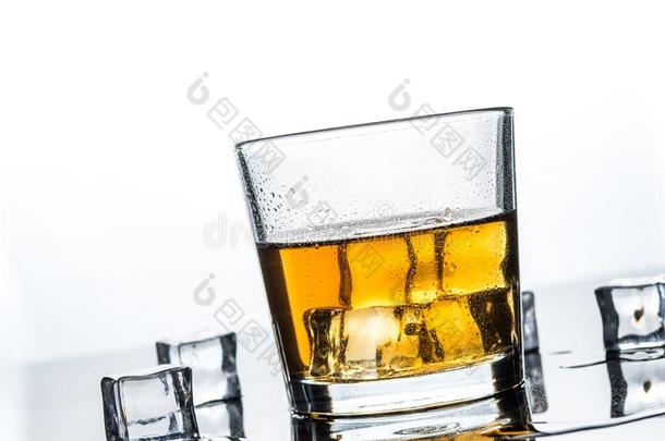 <strong>威士忌酒</strong>,<strong>威士忌酒</strong>或波旁威士忌和冰