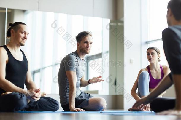 学生谈论训练和瑜伽教练