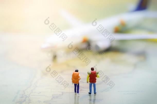 对旅行支票起立向酿酒的世界地图和飞机