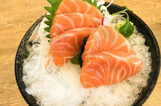 集中鲑<strong>鱼生鱼</strong>片服务新鲜的向冰日本人食物