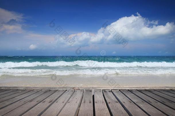 轻松时间木制的地面和美丽的海背景