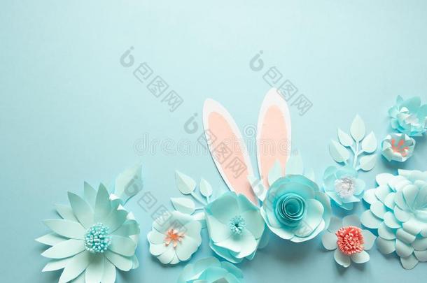 幸福的复活节.复活节鸡蛋使关于纸向蓝色背景