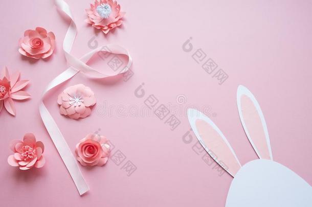 幸福的复活节.复活节鸡蛋使关于纸向粉红色的背景