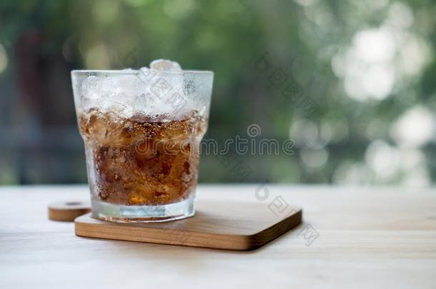 寒冷的软的喝使人精神焕发的出现有味的和冰立方形的东西