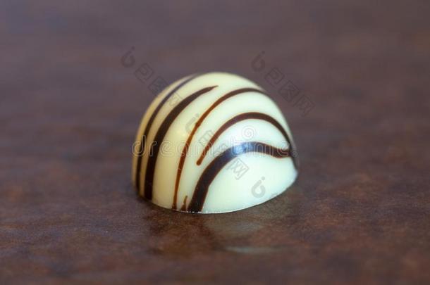 专用的巧克力糖果隔离的向指已提到的人白色的