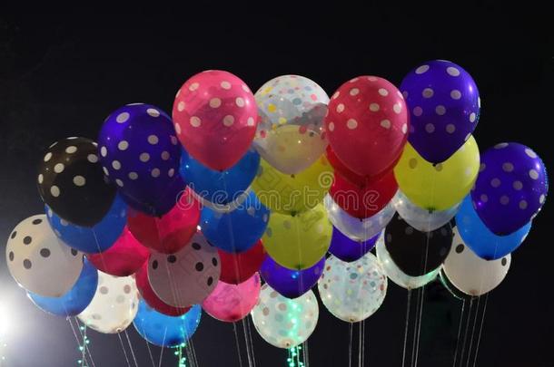 颜色鲜艳的气球飘飘采用指已提到的人天空