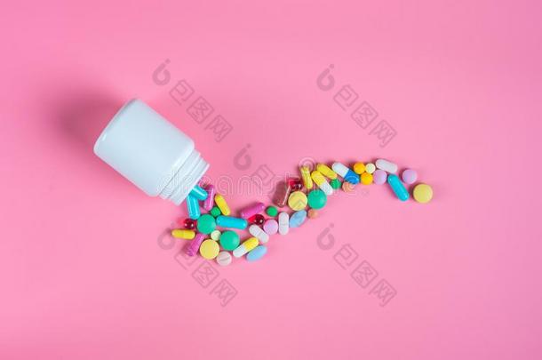 各式各样的制药的医学药丸,药片和白色的瓶子