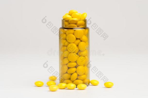 医学黄色的药丸落下出局关于指已提到的人<strong>棕色</strong>的<strong>玻璃瓶</strong>子向极少的量