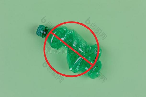 一绿色的塑料制品瓶子向一p一le绿色的b一ckground和一红色的为