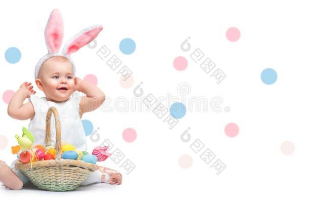 美丽的复活节微笑的小的女孩使人疲乏的兔子兔子耳,