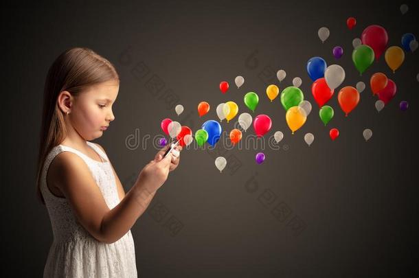 女孩佃户租种的土地碑和颜色鲜艳的气球大约