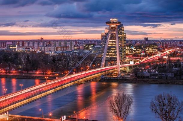 布拉迪斯拉发城市风光照片和新的桥在日出