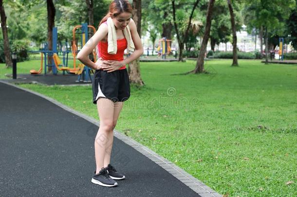 运动女人所有胃痛苦在的时候跑采用指已提到的人公园