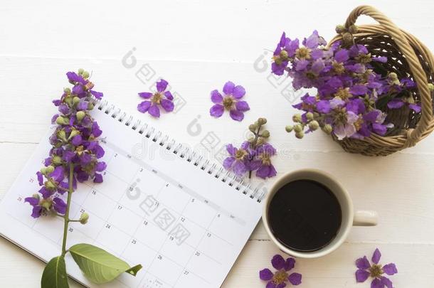 日历计划,咖啡豆和紫色的花采用spr采用g季节