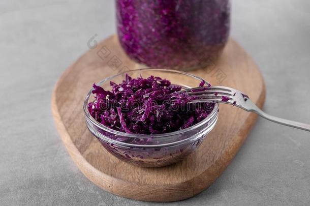 紫色的自然地治愈的发酵德国泡菜的一种采用碗
