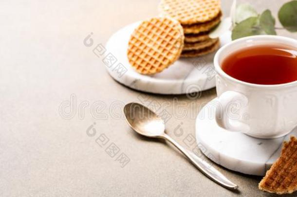 杯子关于茶水和糖浆甜饼干