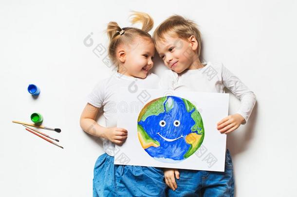 生态学观念和<strong>两个</strong>帕蒂小的小孩绘画<strong>地球</strong>向whiteiron白铁