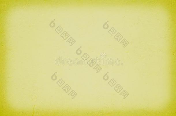 黄色的墙背景和阴影向指已提到的人侧