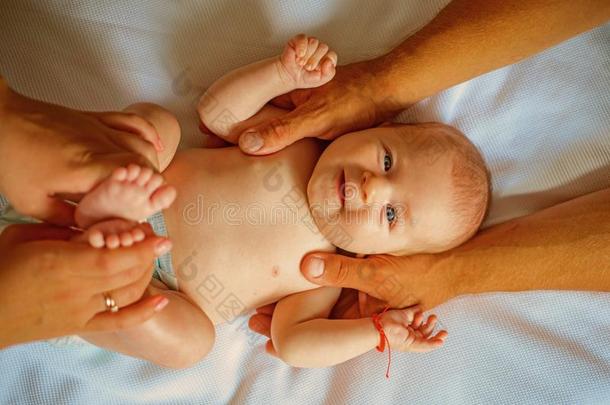 新生的关心.婴儿按摩.新生的婴儿指定的身体按摩.异己酮中提取的丙酮