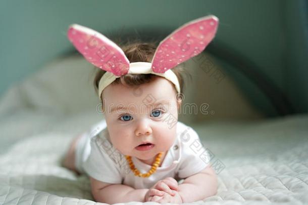 喜欢兔子兔子.漂亮的孩子们采用复活节兔子方式.小的英语字母表的第3个字母