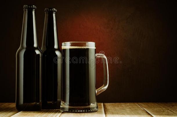 瓶子和啤酒<strong>马克杯</strong>/瓶子和啤酒<strong>马克杯</strong>向一红色的b一ckground.Colombia哥伦比亚