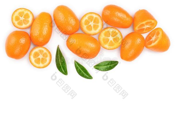 金橘或金橘和一半的隔离的向白色的背景和英语字母表的第3个字母