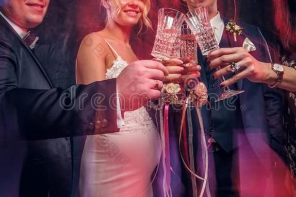 新娘和使整洁叮当响的香槟酒眼镜在一婚礼p一rty.英文字母表的第19个字母