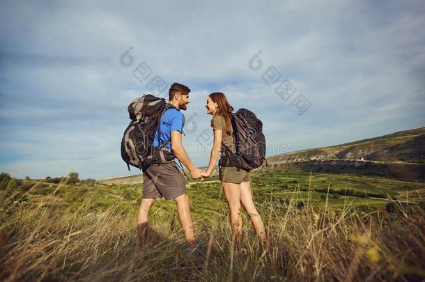 幸福的对关于旅行者和背包采用自然