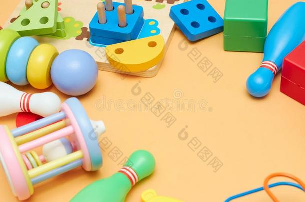 小孩玩具.背景和孩子们`英文字母表的第19个字母玩具.看法从在上面.指已提到的人