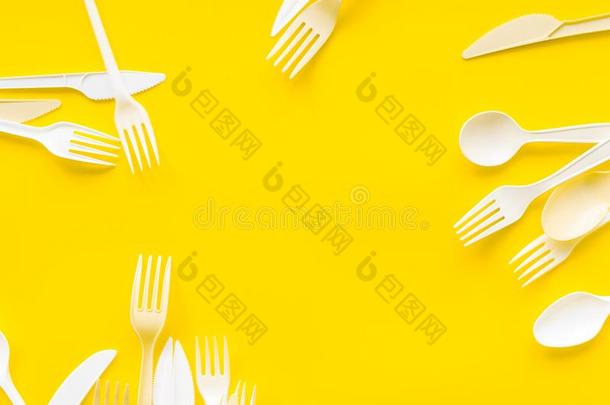 准备的食物观念为饭店菜单和塑料制品扁平的餐具