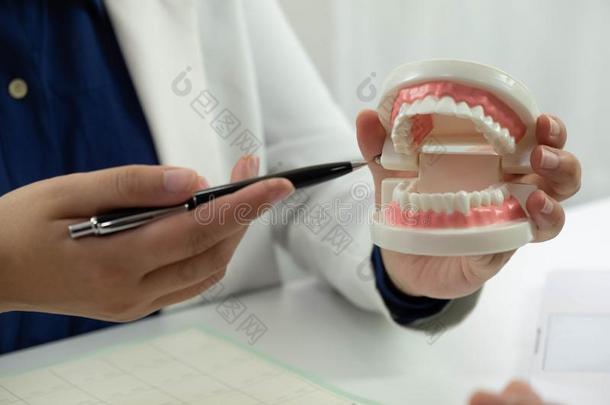 牙科医生牙齿的检查-在上面牙齿的治疗口头的治疗.