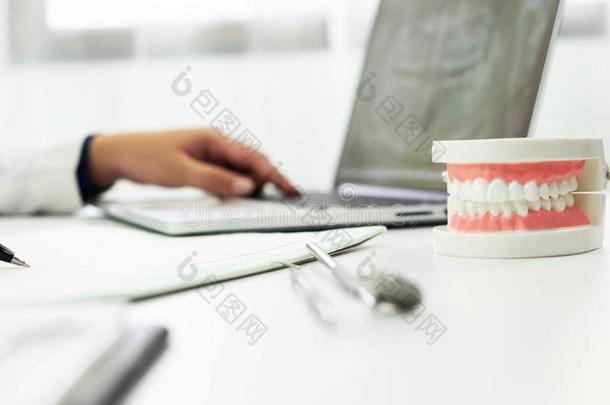 牙科医生牙齿的检查-在上面牙齿的治疗口头的治疗.