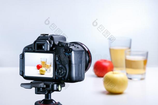 一过程关于迷人的照片关于果汁和苹果和pr关于essional