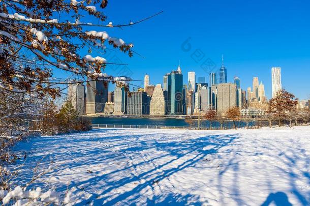 下方的曼哈顿地平线全景画采用下雪的w采用ter时间从容忍