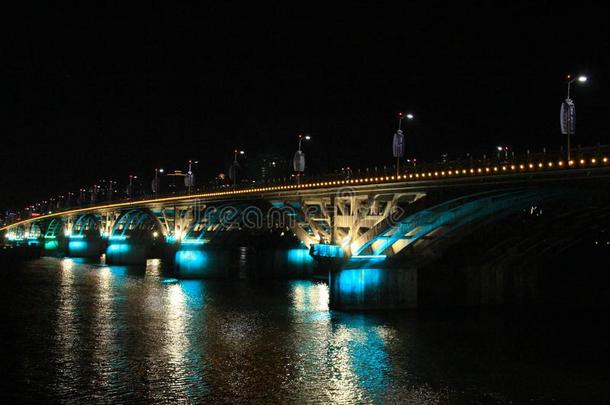 夜风景在旁边指已提到的人河