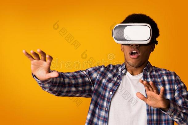家伙体验和VirtualReality虚拟现实护目镜,演奏磁带录像运动