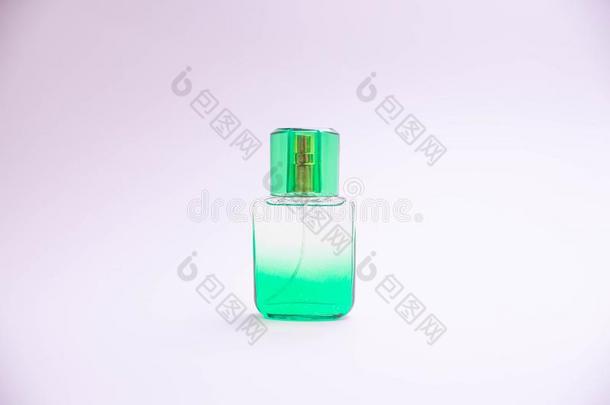 玻璃瓶子关于香水向白色的背景.粉红色的,蓝色,绿色的,