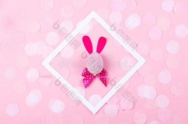 复活节兔子和五彩纸屑向粉红色的背景.