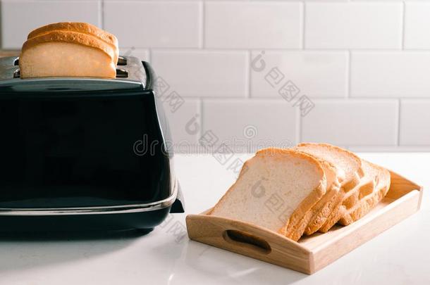 烤面包片机向祝酒面包纸有样子的很好吃的为早晨餐