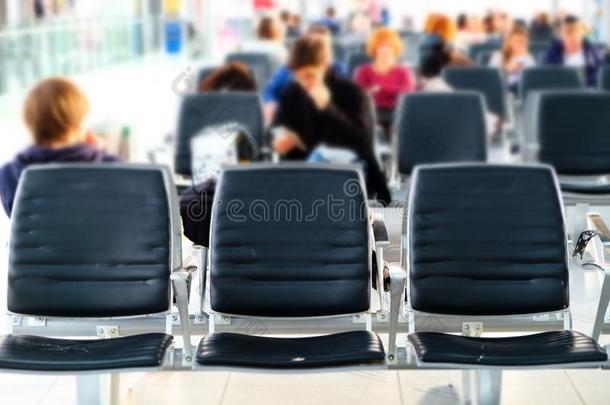 机场休息厅空的椅子.变模糊人等候