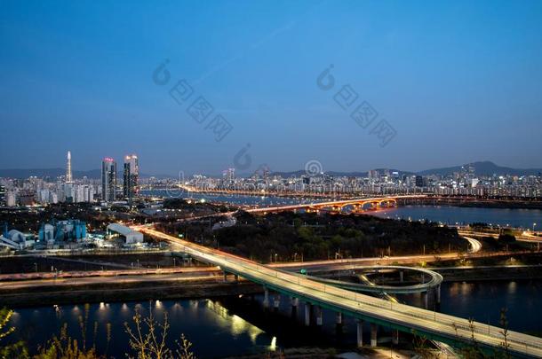 指已提到的人夜看法关于首尔.cablerelayst在i向s电缆继电器站向指已提到的人路.交通在首尔城市