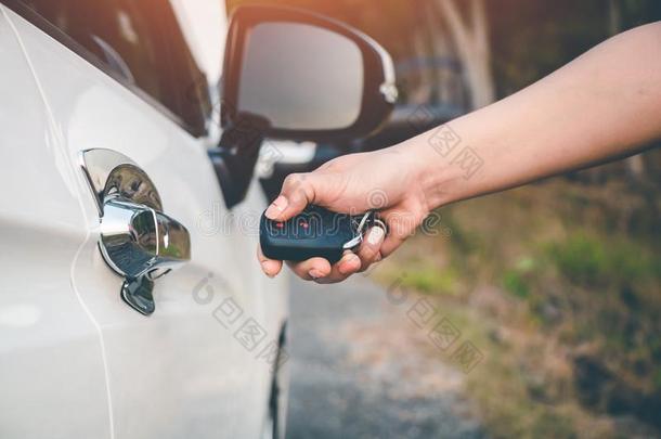 安全什么时候出行在上面和下指已提到的人汽车应该锁指已提到的人汽车