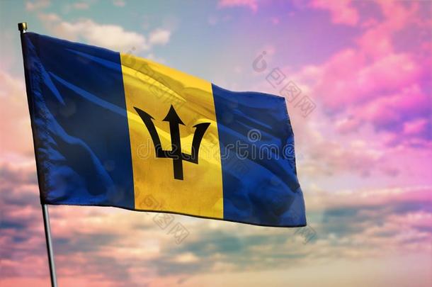 飘动巴巴多斯岛旗向富有色彩的多云的天背景.secuting起诉