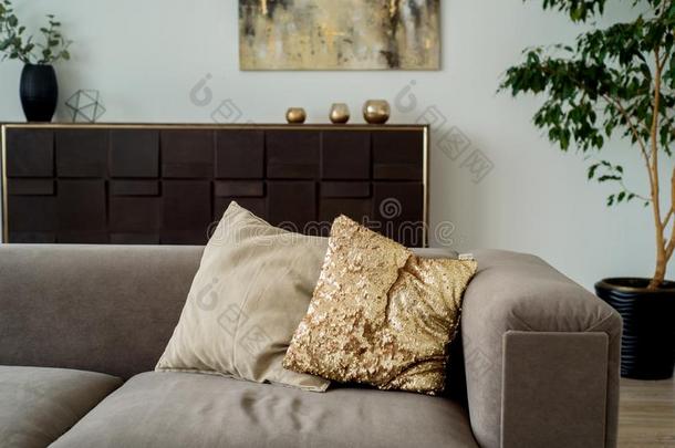 现代的活的房间和灰色的沙发和装饰的枕头和same同样的