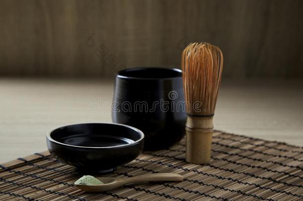 有机的日本抹茶绿色的茶水向木制的