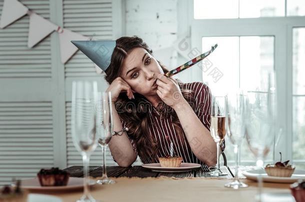 打翻醉的女人庆祝她生日社交聚会单独的