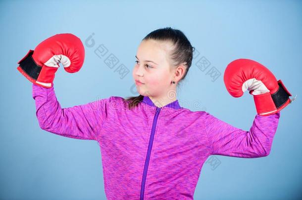 幸福的小孩运动员采用box采用g拳击手套.成功.运动装令苦恼