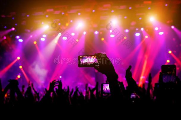 智能手机采用手在一音乐会,紫色的光从st一ge